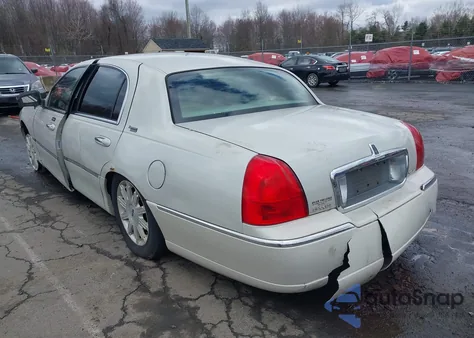 2006 Lincoln Town Car Signature Limited from USA, damaged, VIN 1LNHM82W36Y632276